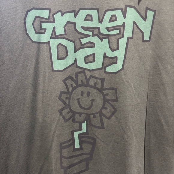 NWT American Eagle Graphic TShirt - Picture 2 of 2